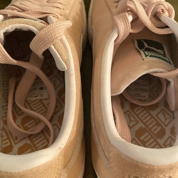 Puma  Suede Classic XXI sneakerin a light pink/peach color. - Picture 5 of 13
